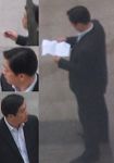 恶人在潍坊洗脑班看迫害法轮功的文件(图上是同一个人)