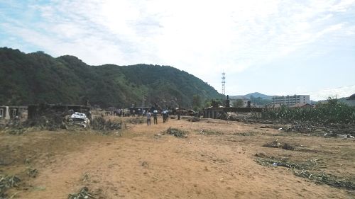 这里是南口前村,房屋被大洪水冲走,随洪水带来的是这里成了沙滩了。