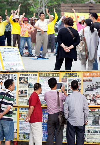 台湾景点上有很多陆客主动索要材料,用平板电脑把真相展版拍照带回去给亲朋看。