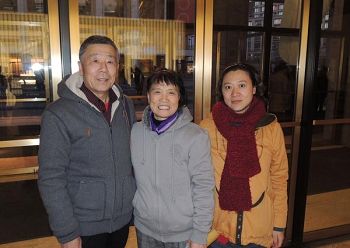 刚从中国大陆来美不到四个月的宋先生一家观看了一月十九日下午,神韵纽约艺术团在纽约林肯中心大卫寇克剧院的演出。
