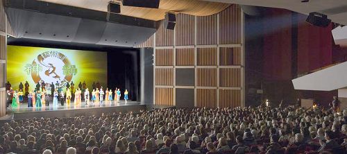 '神韵世界艺术团在汉密尔顿的两场演出满场,而高价票备受观众追捧。图为晚场谢幕场景。'