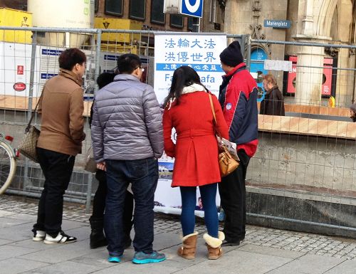 图1:大陆民众对法轮功弘传世界的展板非常感兴趣