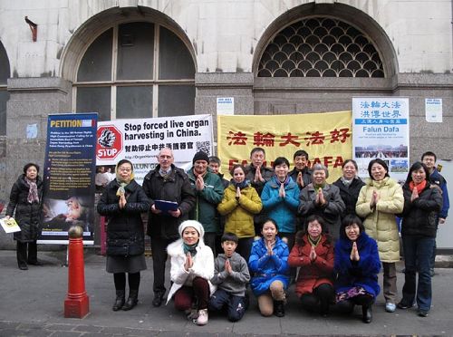 '参加伦敦唐人街讲真相活动的法轮功学员集体留影,向法轮功创始人李洪志先生问候新年好'