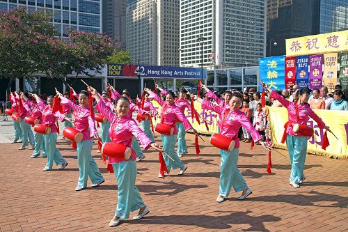 '腰鼓队表演,恭祝师尊新年好。'