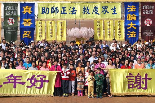 '在香港的西人学员与小学员恭敬合十,向师尊拜年。'
