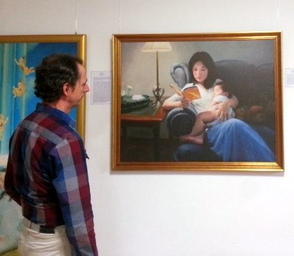 图片:来自弗莱堡的福森尼希先生在令他感动的作品《溶于法中》前