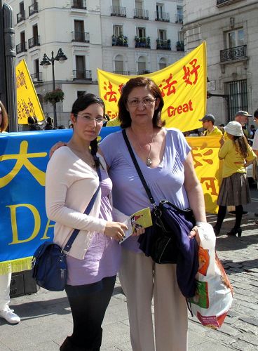 图10:学艺术的西班牙大学生马瑞安(Maria)和母亲在欧洲法轮功学员反迫害集会现场