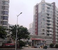 康馨花园大门东侧临街小高层即为16号楼,2单元601室是郭秀红住所。