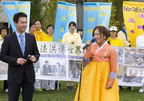 图:韩国女学员介绍劝中国人退党的经历