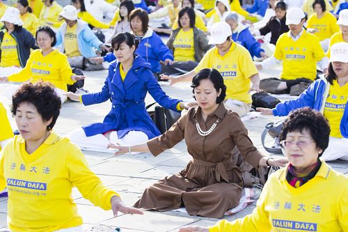图1-2:法轮功学员在旧金山日本城集体炼功