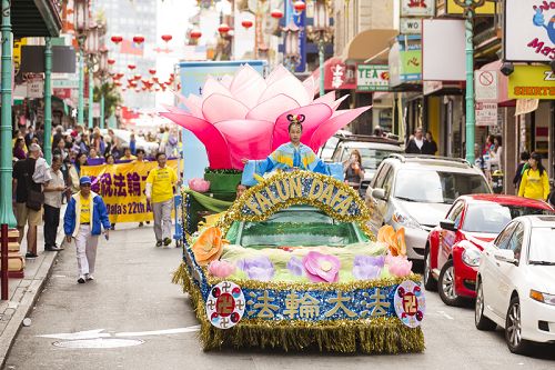 图:法轮功学员的大游行带给旧金山中西方人士心灵震撼