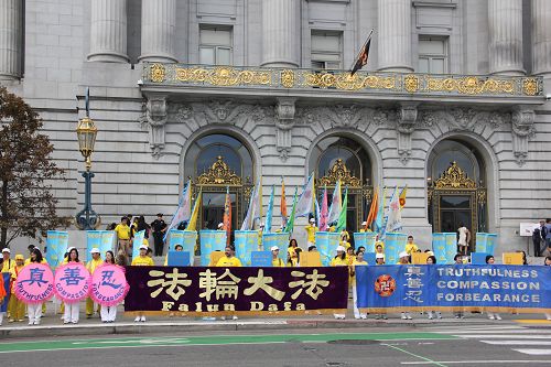 图1-2:法轮功学员在旧金山市政厅前集会,声援一亿八千万中国大陆同胞退出中共党、团、队组织