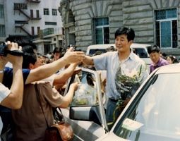 一九九四年七月李洪志先生来大连讲法,学员们欢迎师父