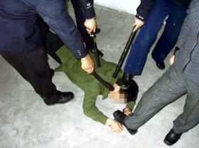 酷刑演示:对法轮功学员的残酷电击