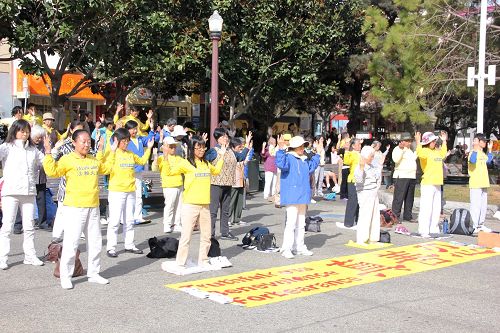 图1:法轮功学员在旧金山唐人街花园角炼功