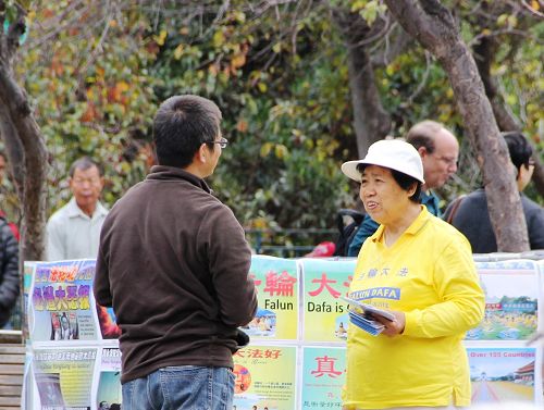 图3:法轮功学员讲真相