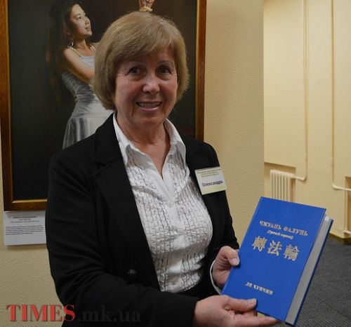 times网站的图片报道:美展导游正在介绍《转法轮》一书