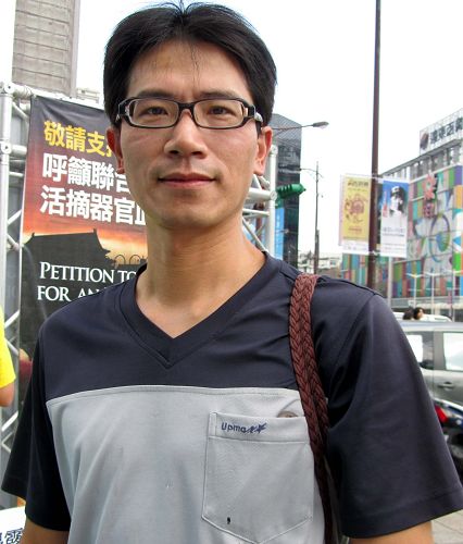 图7.法轮功学员江礼民为揭露中共血腥罪行,站出来扮演受活摘器官迫害的大陆学员。
