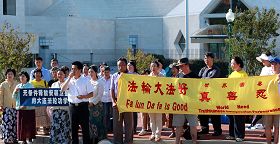 2013年7月6日,美国华府法轮功学员中使馆前要求中共立即释放安装卫星接收器的大连法轮功学员,声援为学员做无罪辩护的律师。