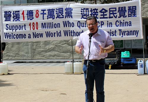 墨尔本西区维省自由党上议院资深议员伯尼•菲恩(Bernie