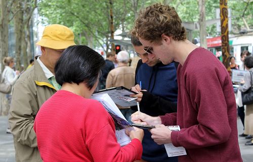图4-8:人们签名呼吁澳洲政府采取行动制止中共活摘器官。