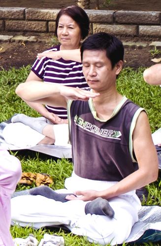 图2:赵俊雄每天清晨到东宁炼功点炼功学法,修心重德,十几年来无病一身轻