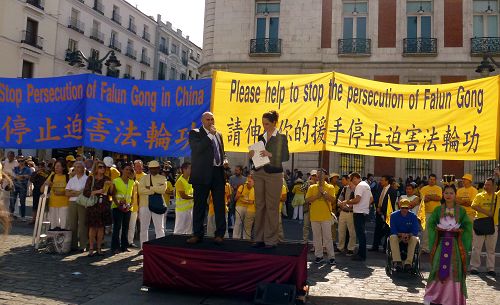 图3:医生反对强摘器官组织的欧洲发言人哈罗德•金先生在会上发言
