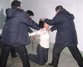 中共酷刑演示:上绳