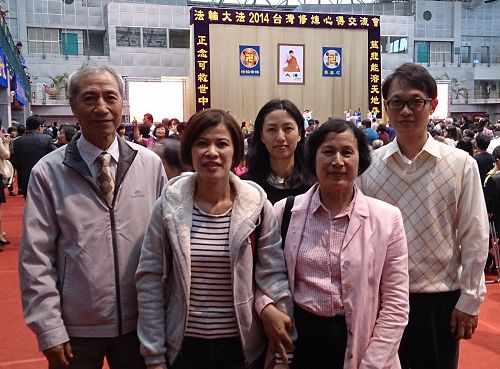 图3 黄妙如和先生、女儿、女婿、侄女开心的合影。