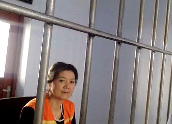 图四:目前被关押在佳木斯看守所,铁窗下欲被非法判刑的法轮功修炼者孟繁荔。