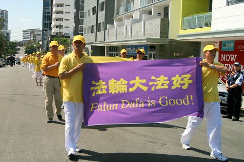图2-5:法轮功学员参加在澳洲布里斯本举行的G20峰会游行
