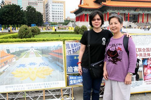 图4:从事金融保险业的林惠娟(左)