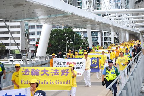 图1:二十国集团峰会(G20)峰会期间,法轮功学员在布里斯本游行