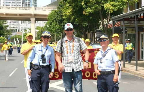 图2:游行途中,澳洲警察们愉快地和法轮功队伍合影。