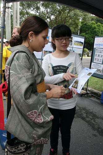 图6:很多西方人士驻足展台了解法轮功