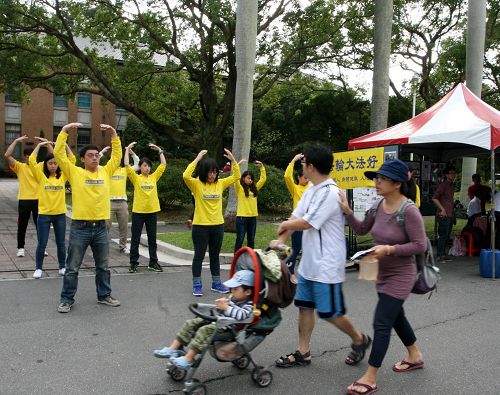 图7:观看学员功法演示,很多台湾民众感兴趣