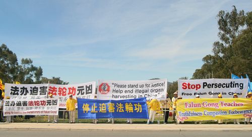二零一四年十一月十七日,法轮功学员在澳洲国会山庄集会。