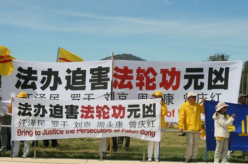 二零一四年十一月十七日,法轮功学员在澳洲国会山庄集会。