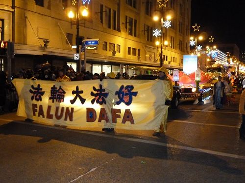 图1-2:法轮功学员参加加拿大温尼伯市圣诞花车游行,受到中西民众的欢迎。