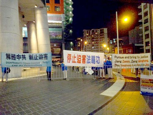 图1:当地部份法轮功学员在习近平入住的天空城酒店外抗议,要求制止迫害。