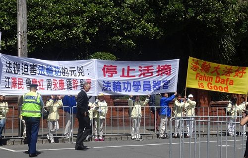 图:法轮功学员打出的真相横幅
