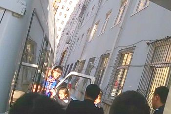 二零一四年十一月十四日第一次开庭时,邢丹被女警架着下车,之后心脏病发作,庭审被迫取消。