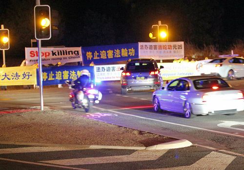 习近平车队从堪培拉机场前往凯悦宾馆,路遇法轮功横幅