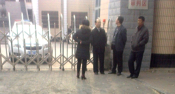 图3:左起第二人,秃顶穿黑衣者是景县610头子郑建华,他一直在法院附近四处走动,监视他认为是炼法轮功的人,并现场暗地指挥。