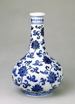 图5:宣德年间的青花瓷色彩干净,除采用佛家文化常用的莲花纹,还采用海水纹,很独特