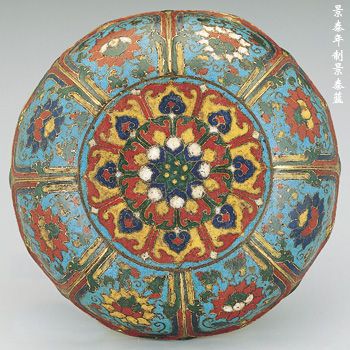图6:景泰年间的“景泰蓝”,有佛家文化常用的莲花图案,以非常漂亮的宝蓝色底色,搭配上红、黄、深蓝,色彩对比鲜艳、明亮