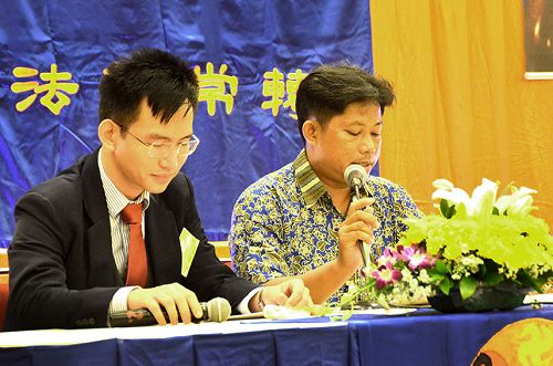 住在雅加达郊区德博克的尤迪(右),他体会到,在中使馆前现场发正念和在家里发,其感觉是不一样的,会感受到发正念的强大威力。