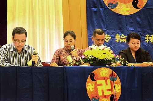 峇厘岛学员苏纳一家人,妻子和三个孩子都在腰鼓队,苏纳常常骑着摩托车带着妻子和三个孩子在真相点,给来到巴厘岛的中国游客发传单,报纸和九评。