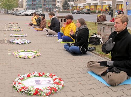 图1-2:波兰法轮功学员在华沙中使馆门前烛光悼念被中共迫害致死的大法弟子