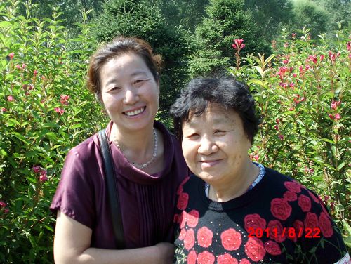 唐华峰(右)和女儿